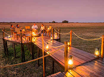 Mukambi Busanga Plains Camp: Gesellige Runde Mukambi Busanga Plains Camp: Gesellige Runde