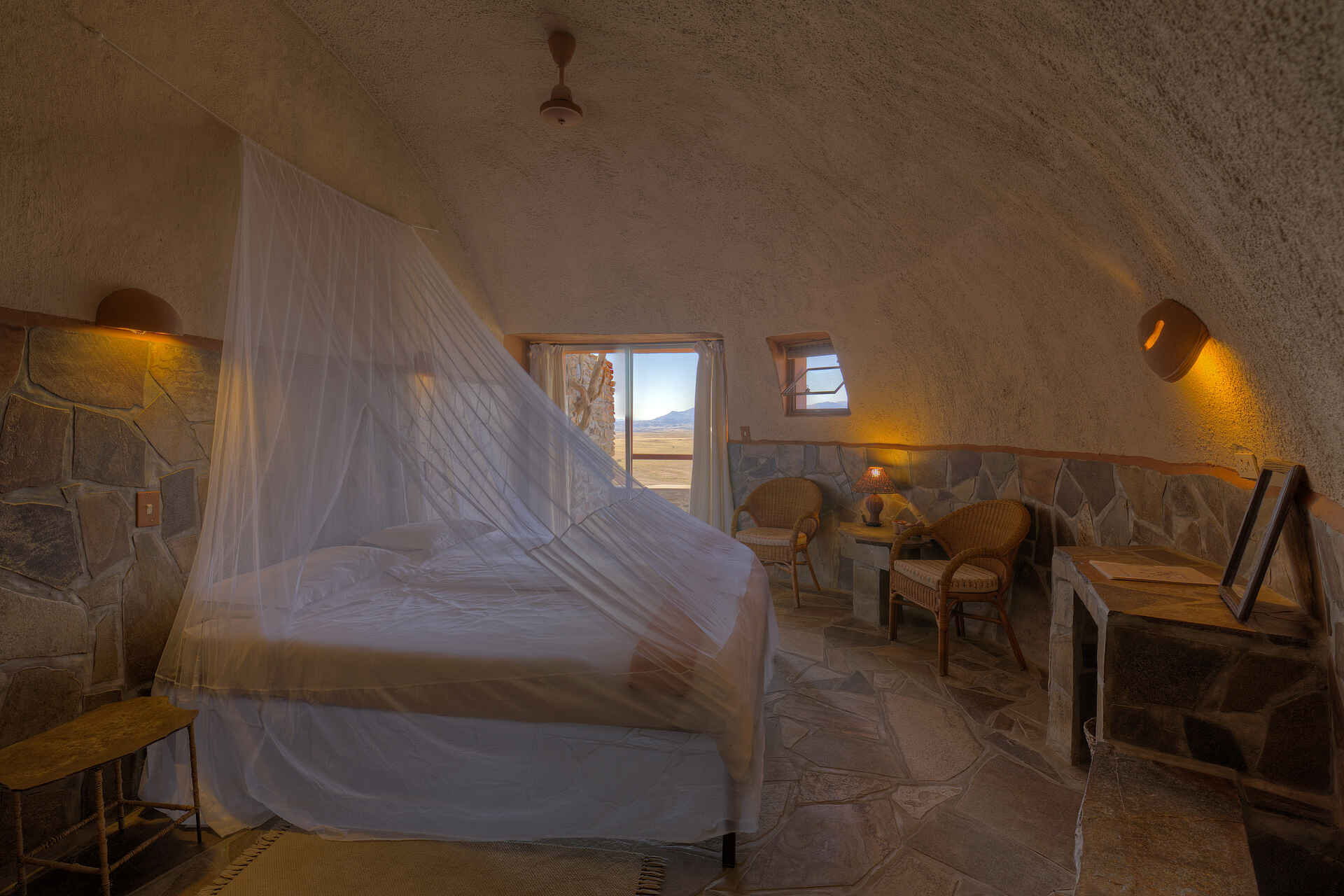 Namib-Naukluft-Nationalpark, Rostock Ritz Desert Lodge, Sesriem, Sossusvlei, Doppelbett, Moskitonetz, Standardzimmer, Afrikarma, Afrikarma Safaris, Afrikarma Safaris - Wildnis. Hautnah., Afrikarma.de