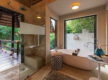 Sabi Sabi Little Bush Camp: Badezimmer mit Aussicht auf den Whirlpool