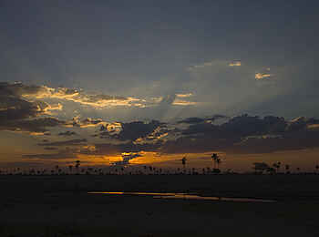 The Hide: Sonnenuntergang an der Mbiza Pan The Hide: Sonnenuntergang an der Mbiza Pan