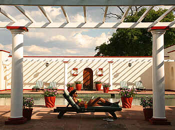 Victoria Falls Hotel: Sonnenliege