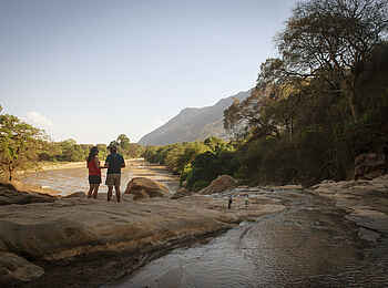 Wayo Manyara Green Camp: Sundowner am Wasserfall