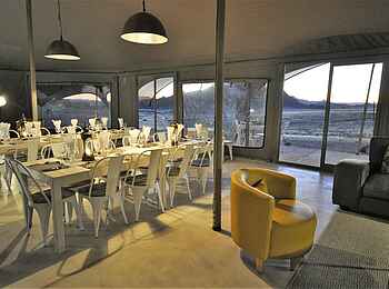 Desert Hills Glamping: Essensbereich bei Abendlicht Desert Hills Glamping: Essensbereich bei Abendlicht