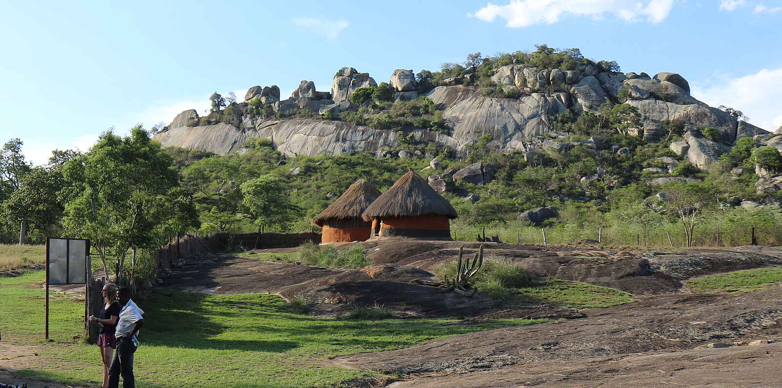 Great Zimbabwe: Shona-Hütten vor den Bergruinen Great Zimbabwe: Shona-Hütten vor den Bergruinen