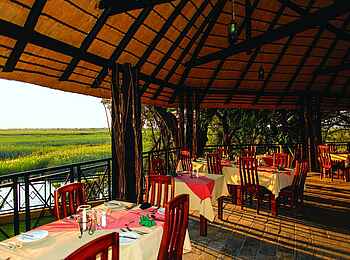 Namushasha River Lodge: Überdachter Essensbereich Namushasha River Lodge: Überdachter Essensbereich