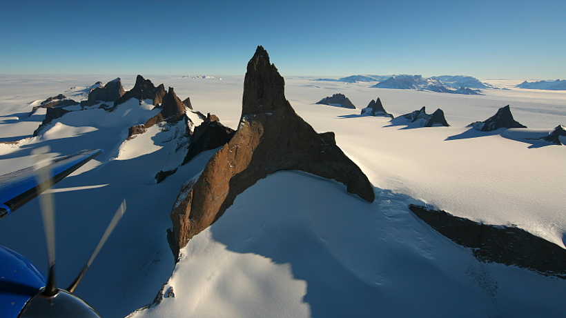 White Desert: Der Ulvetanna-Peak in den Drygalski-Bergen