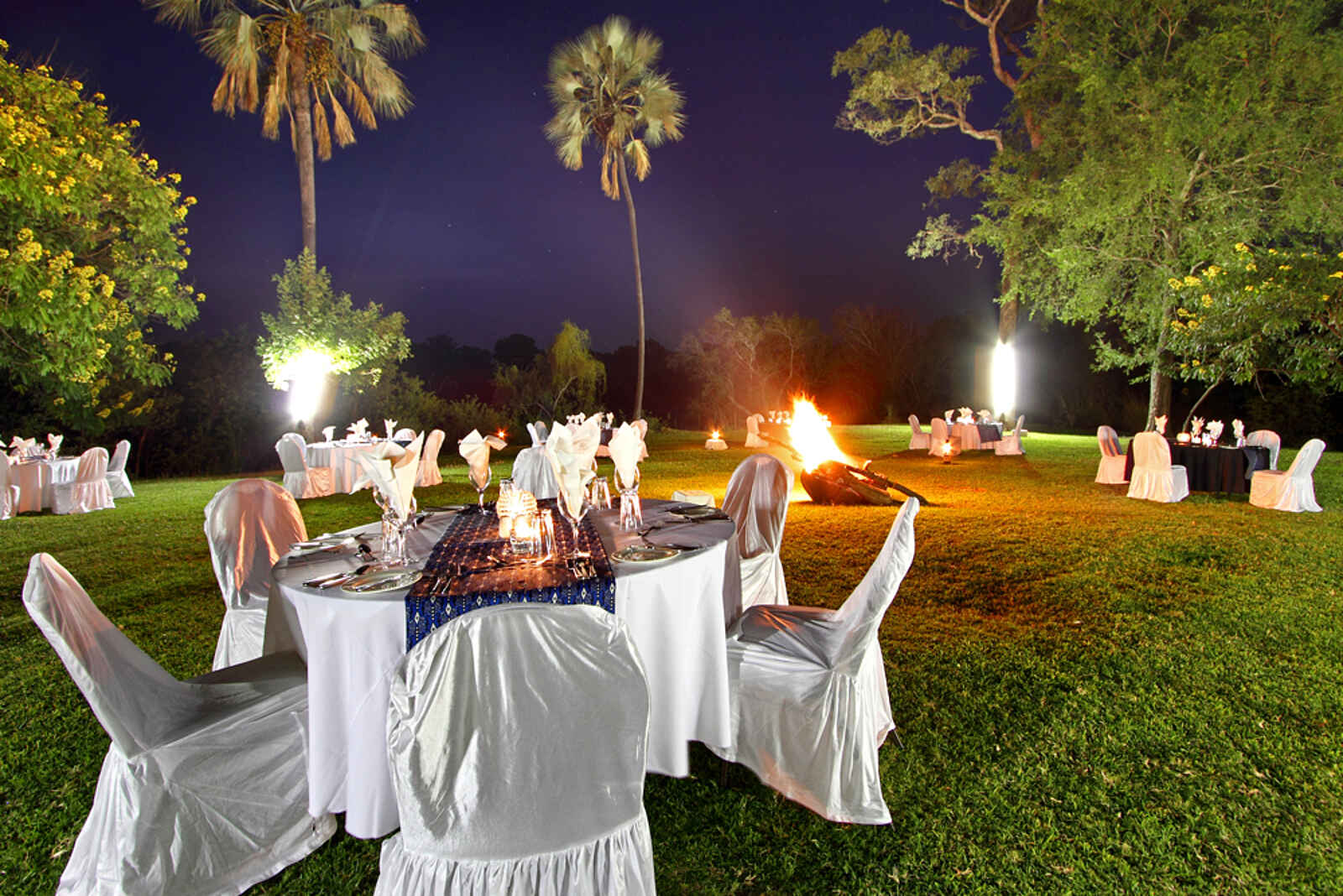 A'Zambezi River Lodge: Dinner im Garten A'Zambezi River Lodge: Dinner im Garten