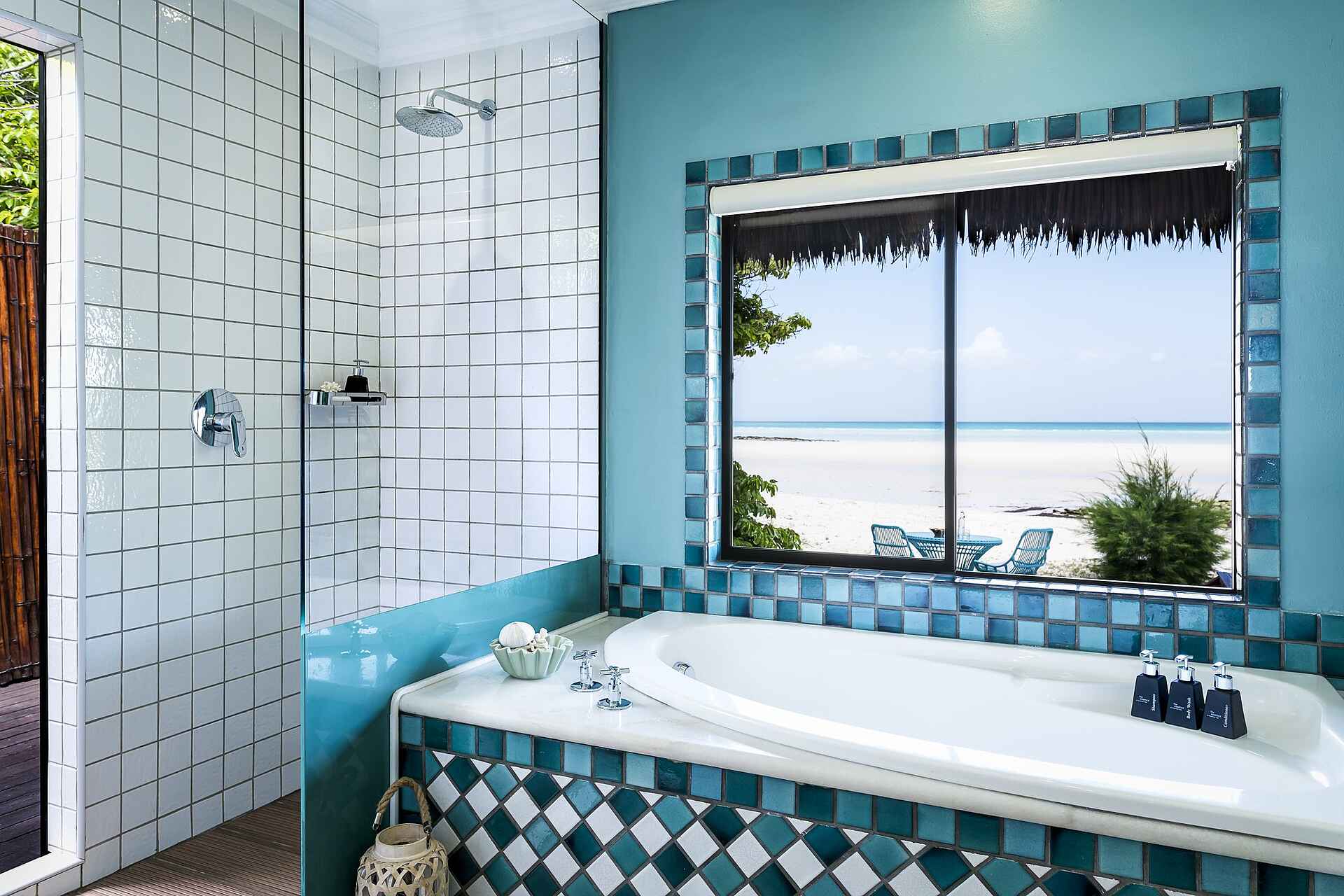 Anantara Medjumbe Island Resort, Medjumbe Island, Quirimbas-Archipel, Badewanne, Fliesen, Gästebad, Afrikarma, Afrikarma Safaris, Afrikarma Safaris - Wildnis. Hautnah., Afrikarma.de