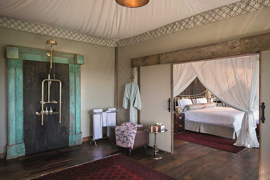 Duba Plains Camp: Gästebad und Doppelbett Duba Plains Camp: Gästebad und Doppelbett