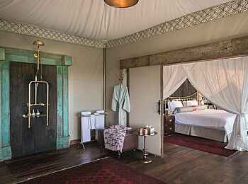 Duba Plains Camp: Gästebad und Doppelbett