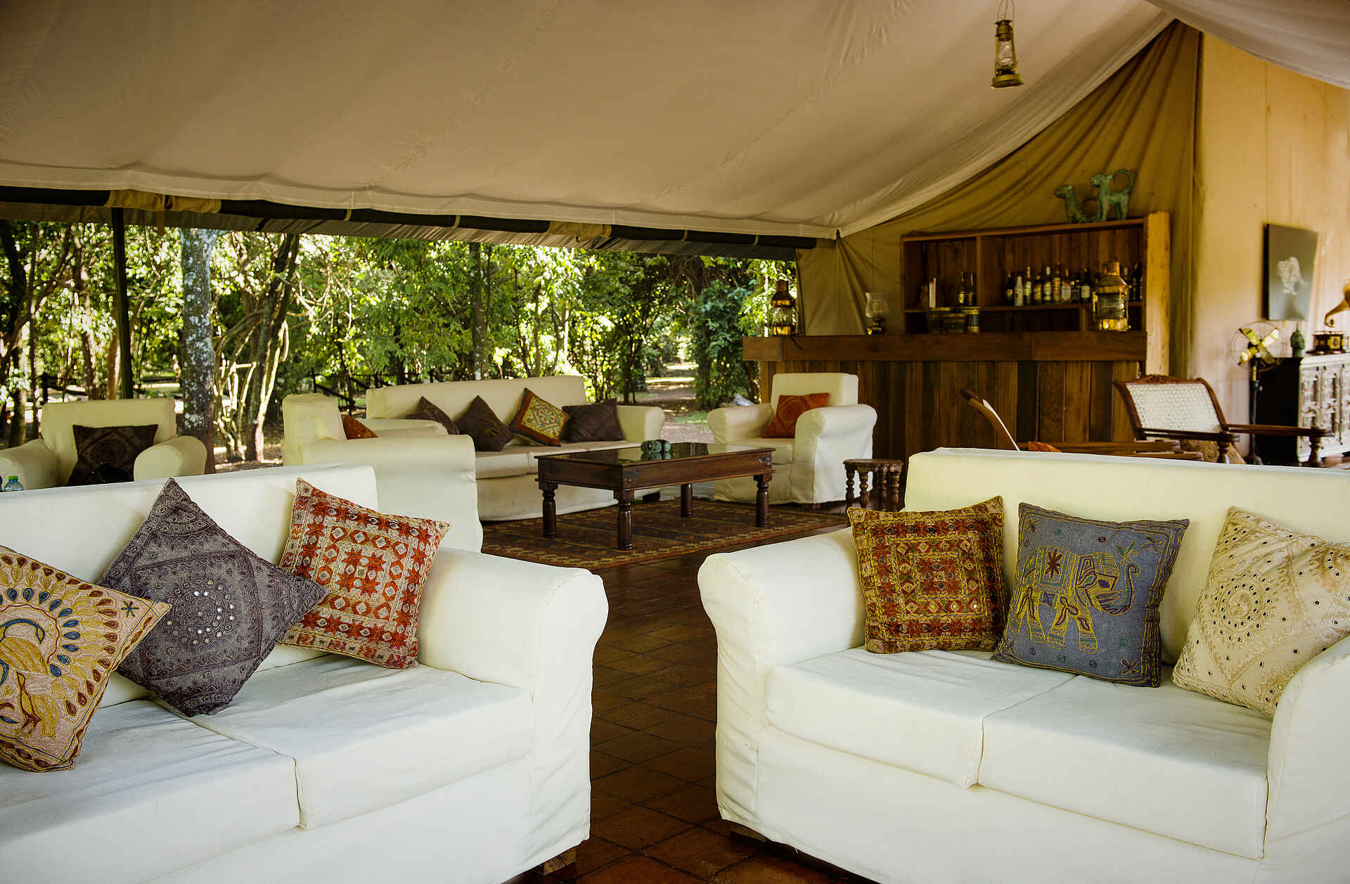 Governors' Camp Collection, Governors' Il Moran Camp, Kenia, Luxus, Masai Mara, Bar, Essen & Trinken, Zelt, Zentrale Einrichtung, Afrikarma, Afrikarma Safaris, Afrikarma Safaris - Wildnis. Hautnah., afrikarma.de