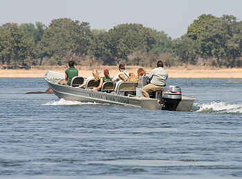 Kasaka River Lodge: Motorbootfahrt Kasaka River Lodge: Motorbootfahrt