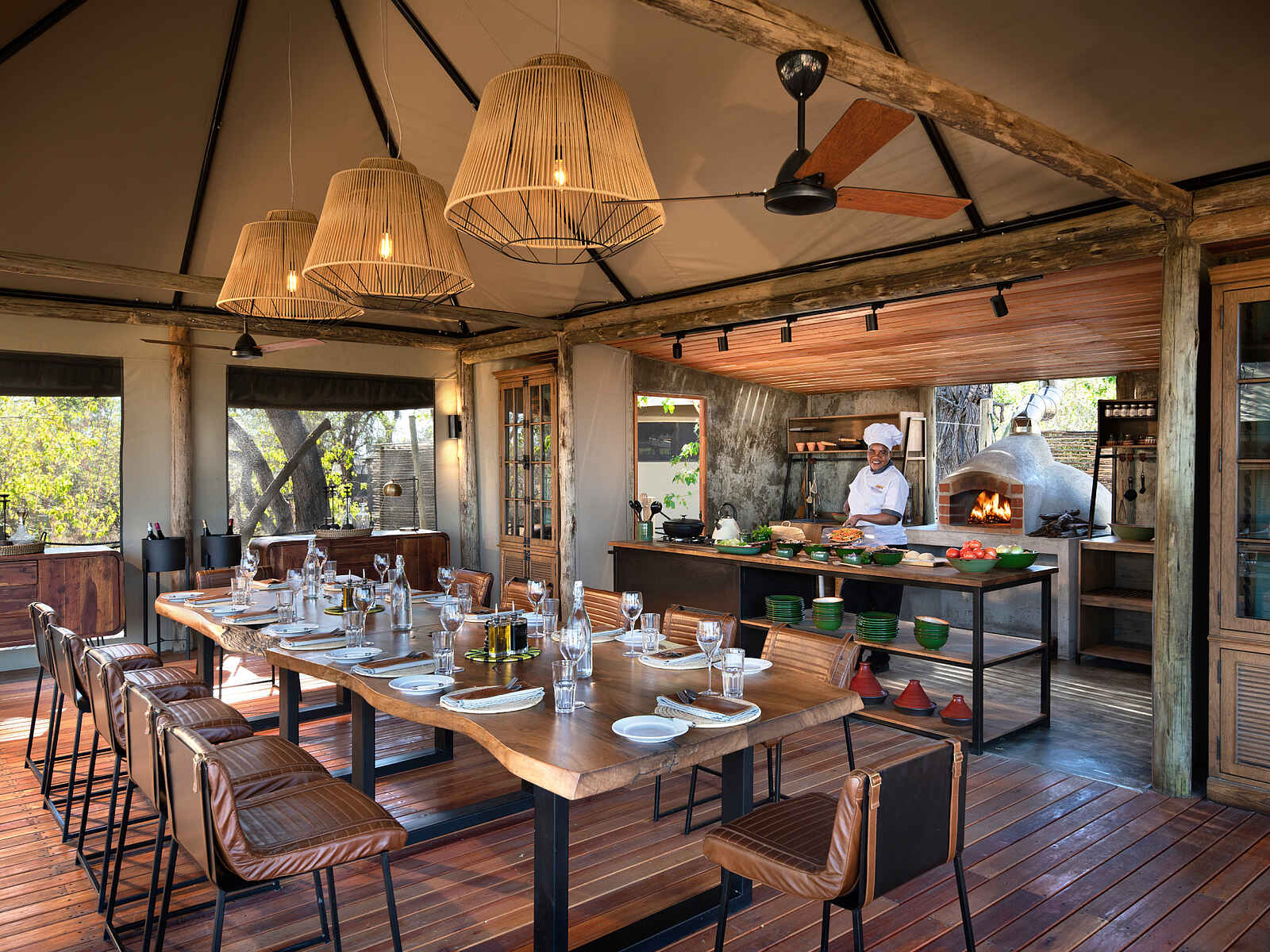 Khwai Lediba: Essbereich mit Küche Khwai Lediba: Essbereich mit Küche