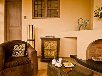 Machweo Wellness Retreat: Lounge mit Kamin in der Cottage-Suite