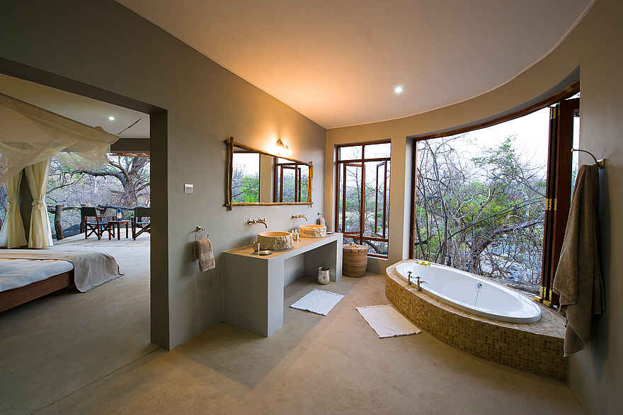 Mkulumadzi Lodge: Wanne und Waschtisch Mkulumadzi Lodge: Wanne und Waschtisch