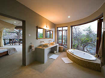 Mkulumadzi Lodge: Wanne und Waschtisch