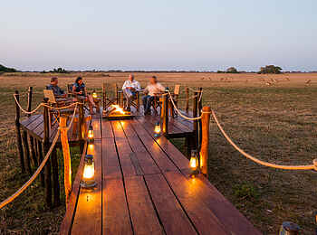 Mukambi Busanga Plains Camp: abendlicher Treffpunkt Mukambi Busanga Plains Camp: abendlicher Treffpunkt