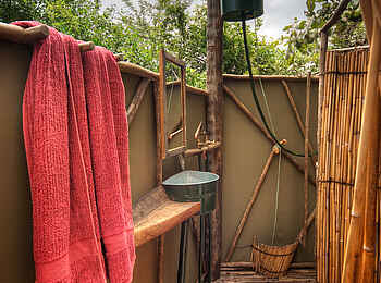 Oddball's Camp: Gästebad mit Bucket Shower Oddball's Camp: Gästebad mit Bucket Shower