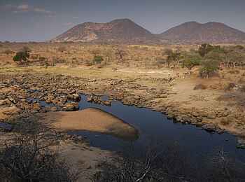 Ruaha River Lodge: Berge jenseits des Ruaha River Ruaha River Lodge: Berge jenseits des Ruaha River