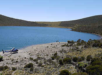 Sirikoi: Bergsee des Mount Kenia mit Helikopter