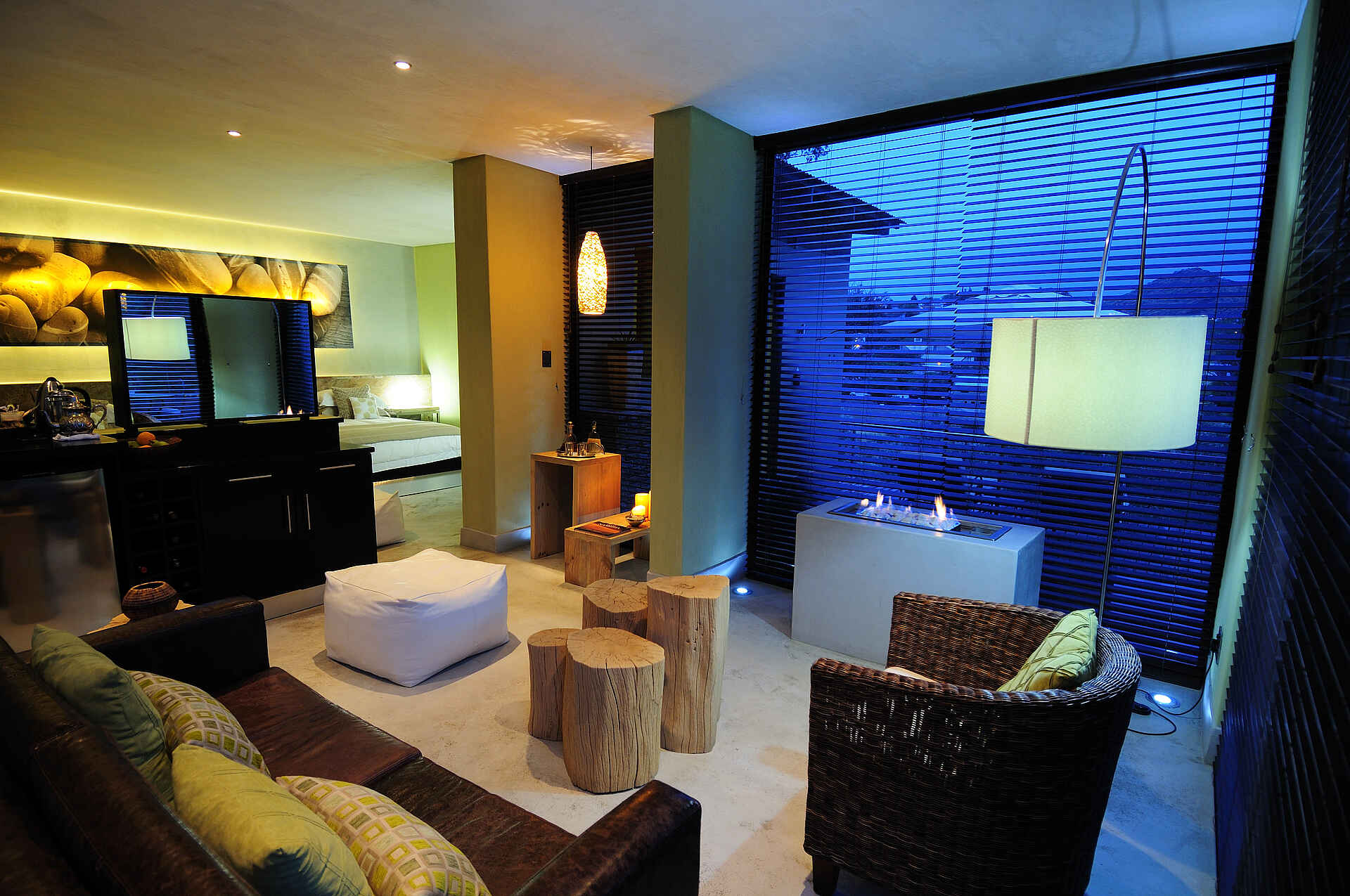 Olive Grove Guesthouse, Windhoek, Namibia, The Olive Exclusive, Gästechalet, Lounge, Sessel, Sofa, Spiegel, Kunene, Hauptstadtunterkunft