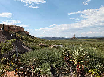 Vingerklip Lodge: Blick auf Gästechalets und den Vingerklip