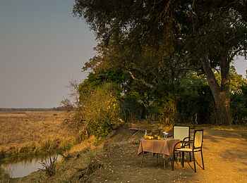 Chilo Mahove Tented Camp: Esstisch vor dem Zelt Chilo Mahove Tented Camp: Esstisch vor dem Zelt
