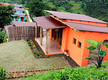 Chameleon Hills Lodge: Ein Chalet aus der Nähe, mit hübscher kleiner Terrasse