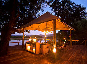 Chindeni Bushcamp: Abendbeleuchtung auf dem Deck Chindeni Bushcamp: Abendbeleuchtung auf dem Deck