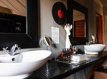 Chitabe Lediba Camp: Family Tent Waschtisch