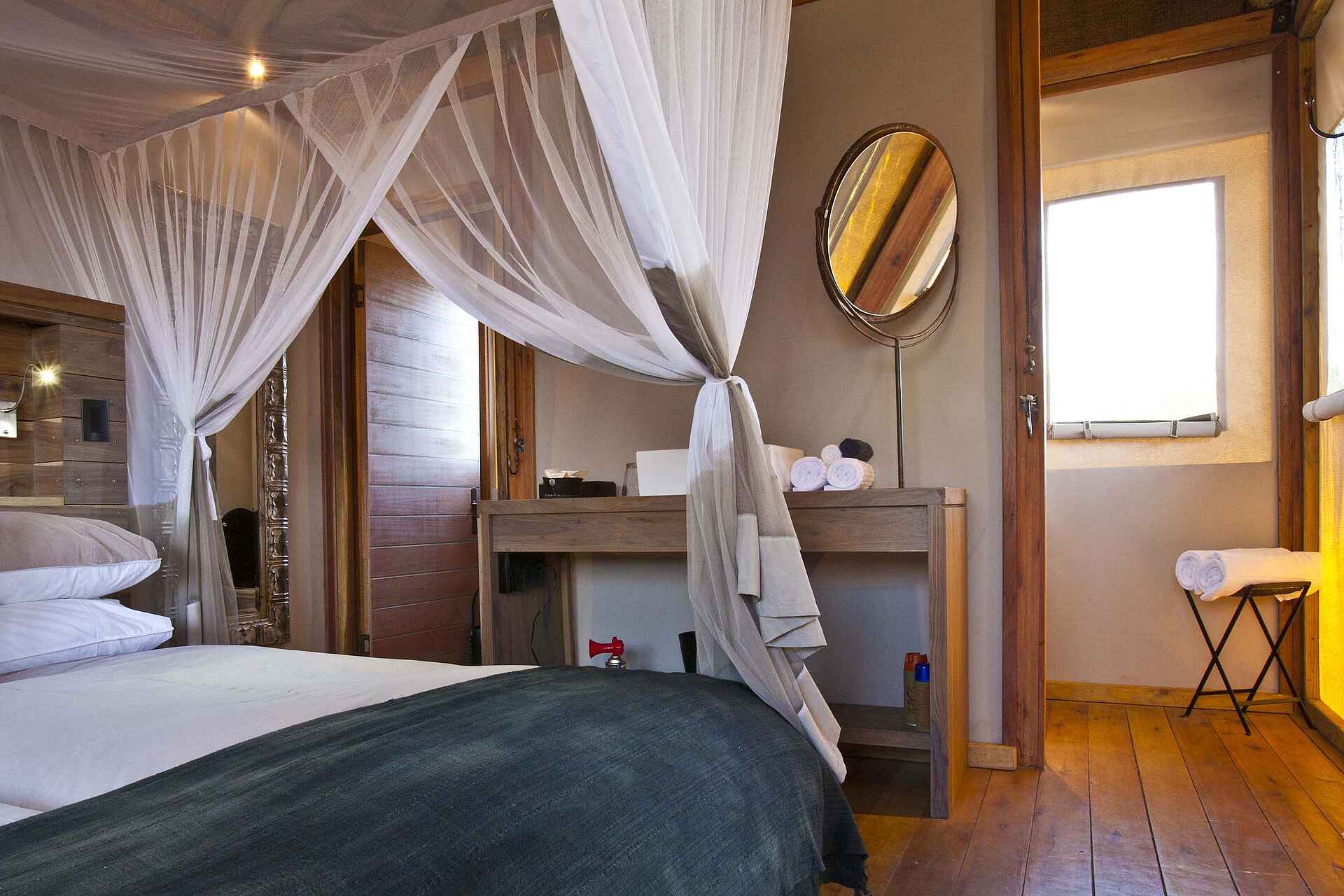 Bad, Dolomite Camp, Doppelbett, Etosha Pan, Etosha-Nationalpark, Etoshapfanne, Gästechalet, Gästezimmer, Moskitonetz, Namibia Wildlife Resorts, NWR, Afrikarma, Afrikarma Safaris, Afrikarma.de