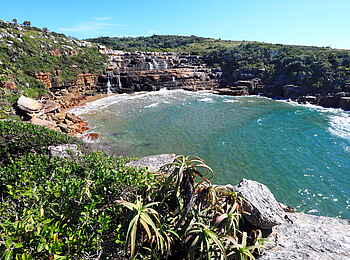 GweGwe Beach Lodge: Ein Wasserfall, der ins Meer fließt