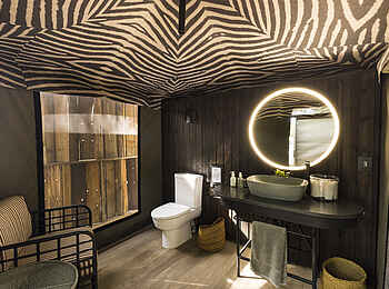 Kiri Camp: Das Badezimmer im Zentralbereich Kiri Camp: Das Badezimmer im Zentralbereich