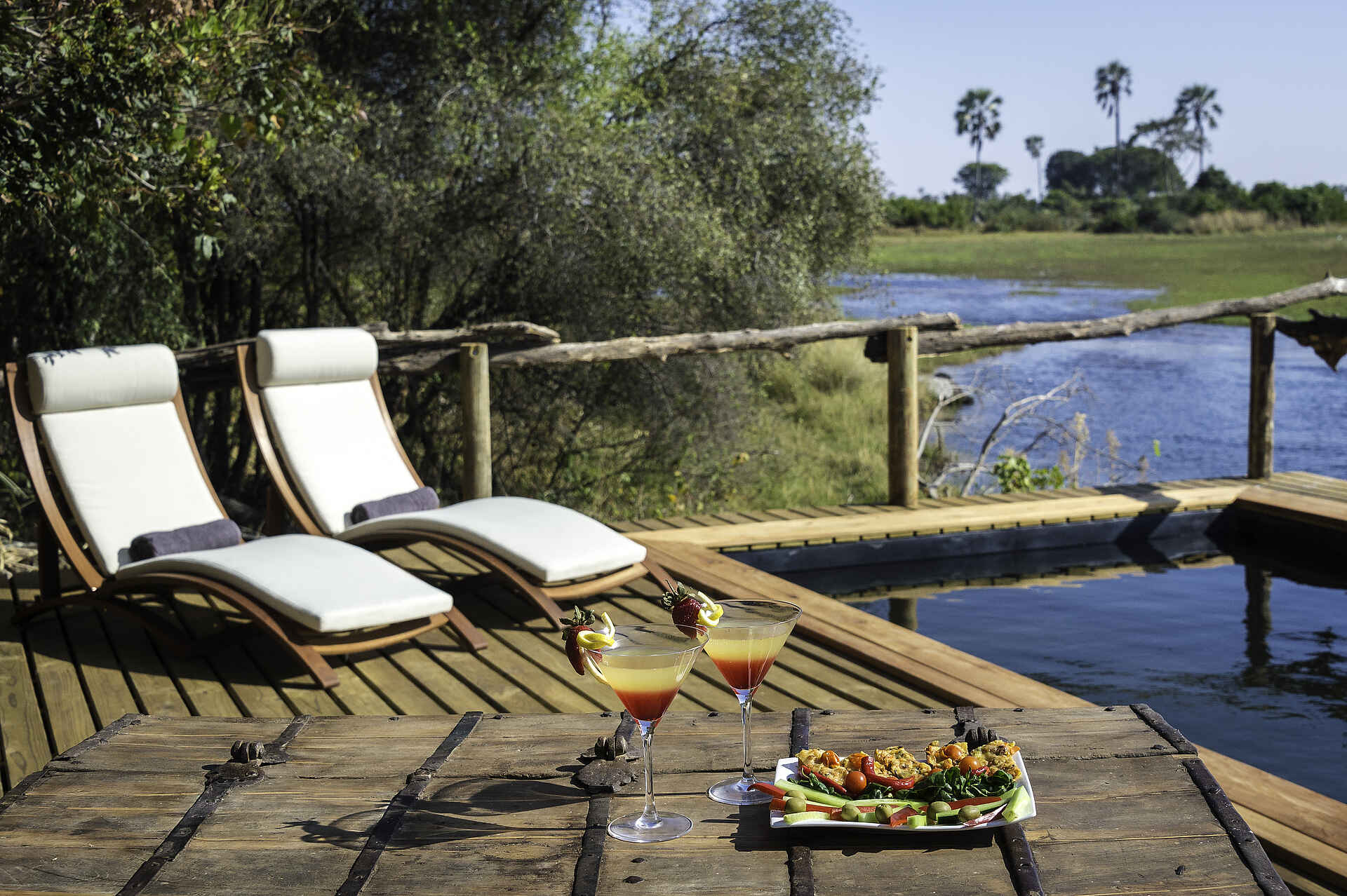 Hunda Island, Leoparden, Little Tubu, NG 25, Okavango-Delta, Wilderness Safaris, Xene River, Drinks, DrinksKanal, Liegestühle, Pooldeck, Splash Pool, Swimming Pool, Afrikarma, Afrikarma Safaris, Afrikarma.de