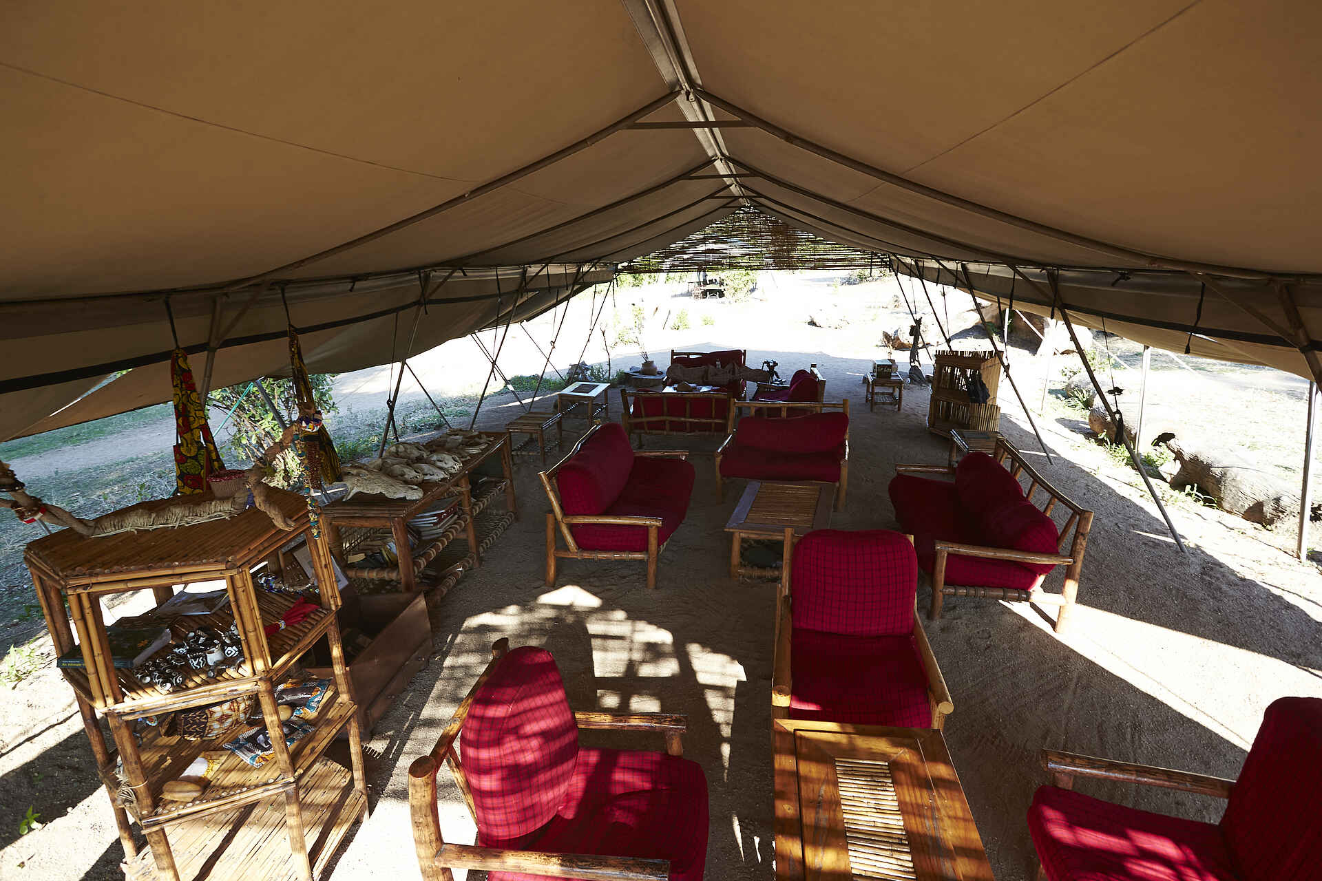 Mdonya Old River Camp: "Wohnzimmer" Essential Destinations, Mdonya Old River Camp, Ruaha National Park, Hauptzelt, Sessel, Sitzgruppe, Sofa, afrikarma, afrikarma Safaris, afrikarma Safaris - Wildnis. Hautnah., afrikarma.de