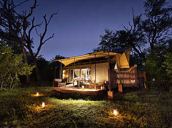 Monachira Camp: Ein Gästezelt am Abend Monachira Camp: Ein Gästezelt am Abend