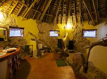 Ruaha River Lodge: Gästebad Ruaha River Lodge: Gästebad