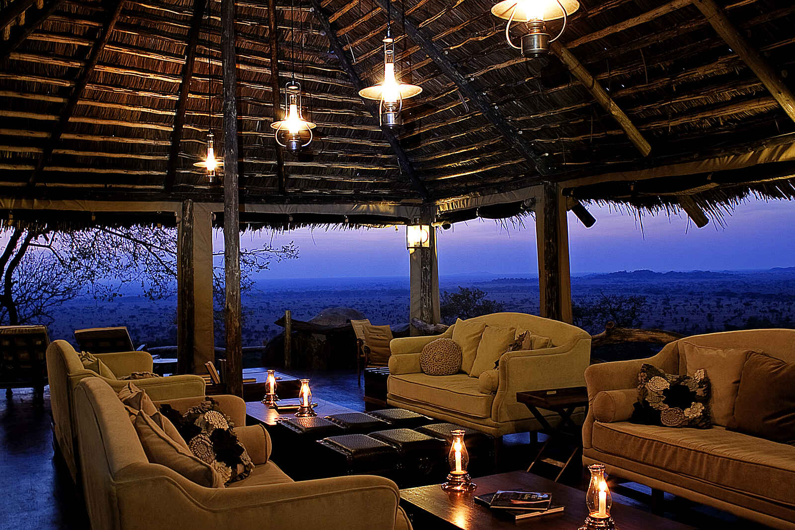 Serengeti Pioneer Camp: Die Lounge am Abend Serengeti Pioneer Camp: Die Lounge am Abend