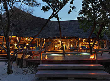 Vamizi Island: Tartaruga Rundpool bei Nacht