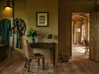 Volcanoes Kibale Lodge: Ein Schreibtisch