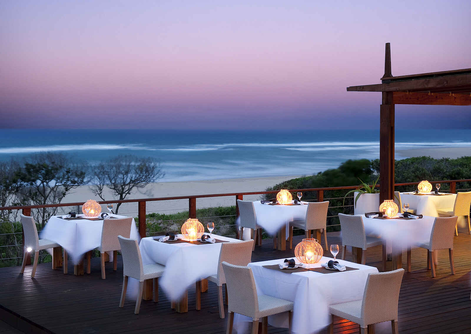 White Pearl Resorts: Ambiente beim Abendessen White Pearl Resorts: Ambiente beim Abendessen