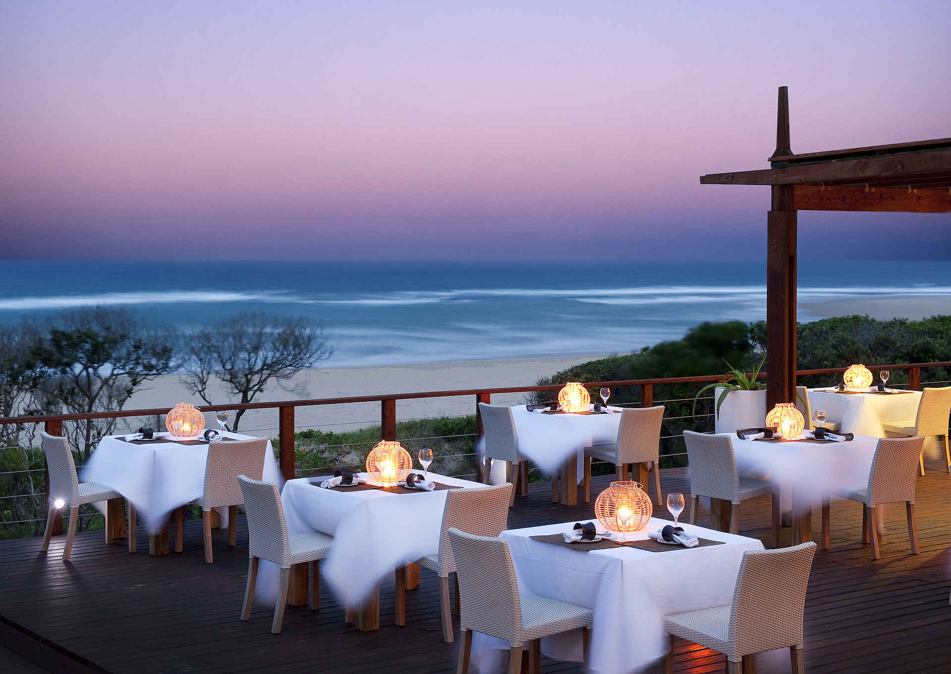 White Pearl Resorts: Ambiente beim Abendessen White Pearl Resorts: Ambiente beim Abendessen