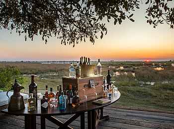 Zarafa Camp: Sundowner Drinks auf der Veranda Zarafa Camp: Sundowner Drinks auf der Veranda