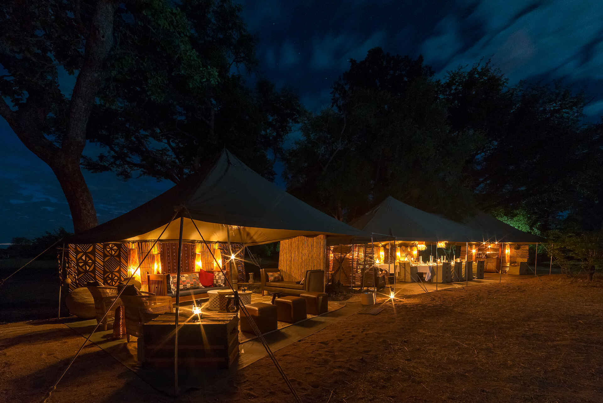 Hwange Bush Camp, Abendlicht, Bush Camp, David Carson, Gesamtansicht, Hauptzelt, Hwange National Park, Nacht, Sinamatella, Afrikarma, Afrikarma Safaris, Afrikarma Safaris. Wildnis. Hautnah., Afrikarma.de