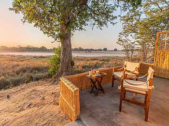 Time + Tide Luwi: Privatterrasse eines Gästechalets