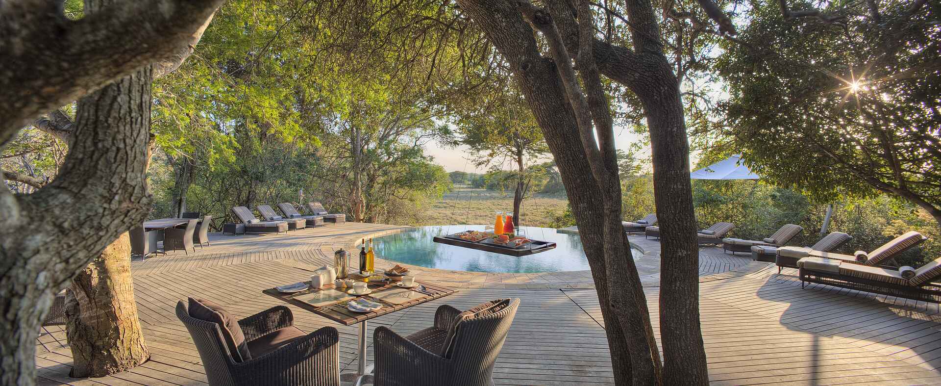 &Beyond, &Beyond Phinda Forest Lodge, &Beyond Phinda Game Reserve, Forest Lodge, iSimangaliso Wetland Park, Phinda, Phinda Forest, Phinda Game Reserve, Phinda Private Game Reserve, Südafrika, Ausstattung, Dekoration, Einrichtung, Inneneinrichtung, Aussicht, Erfrischung, Essen, Hauptgebäude, Haupthaus, Pool, Terrasse, Tisch, Trinken, Umgebung, Vegetation, Veranda, Afrikarma, Afrikarma Safaris, Afrikarma Safaris - Wildnis. Hautnah., Afrikarma.de