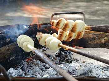 Forest Chem Chem: Stockbrot über dem Lagerfeuer Forest Chem Chem: Stockbrot über dem Lagerfeuer