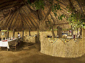 Island Bush Camp: Hauptgebäude mit Essbereich und Bar Island Bush Camp: Hauptgebäude mit Essbereich und Bar