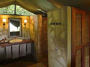 Kichwa Tembo Tented Camp: Badezimmer in Klassik-Unterkunft Kichwa Tembo Tented Camp: Badezimmer in Klassik-Unterkunft