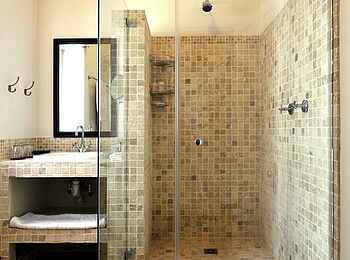 La Cle des Montagnes: Begehbare Dusche und Waschbecken in der Villa Le Manoir La Cle des Montagnes: Begehbare Dusche und Waschbecken in der Villa Le Manoir